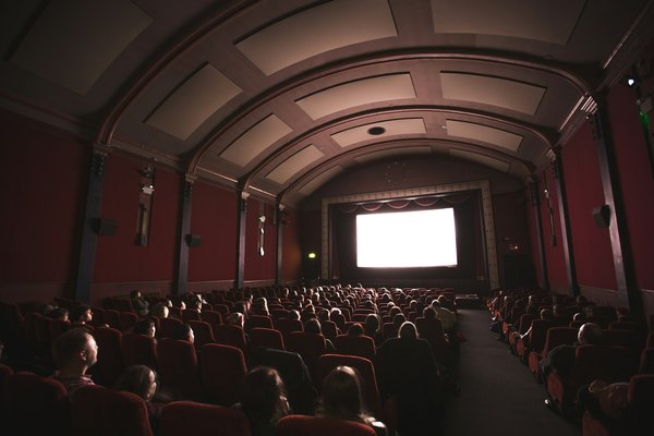 Comment organiser une soirée de cinéma en plein air avec des courts-métrages indépendants?